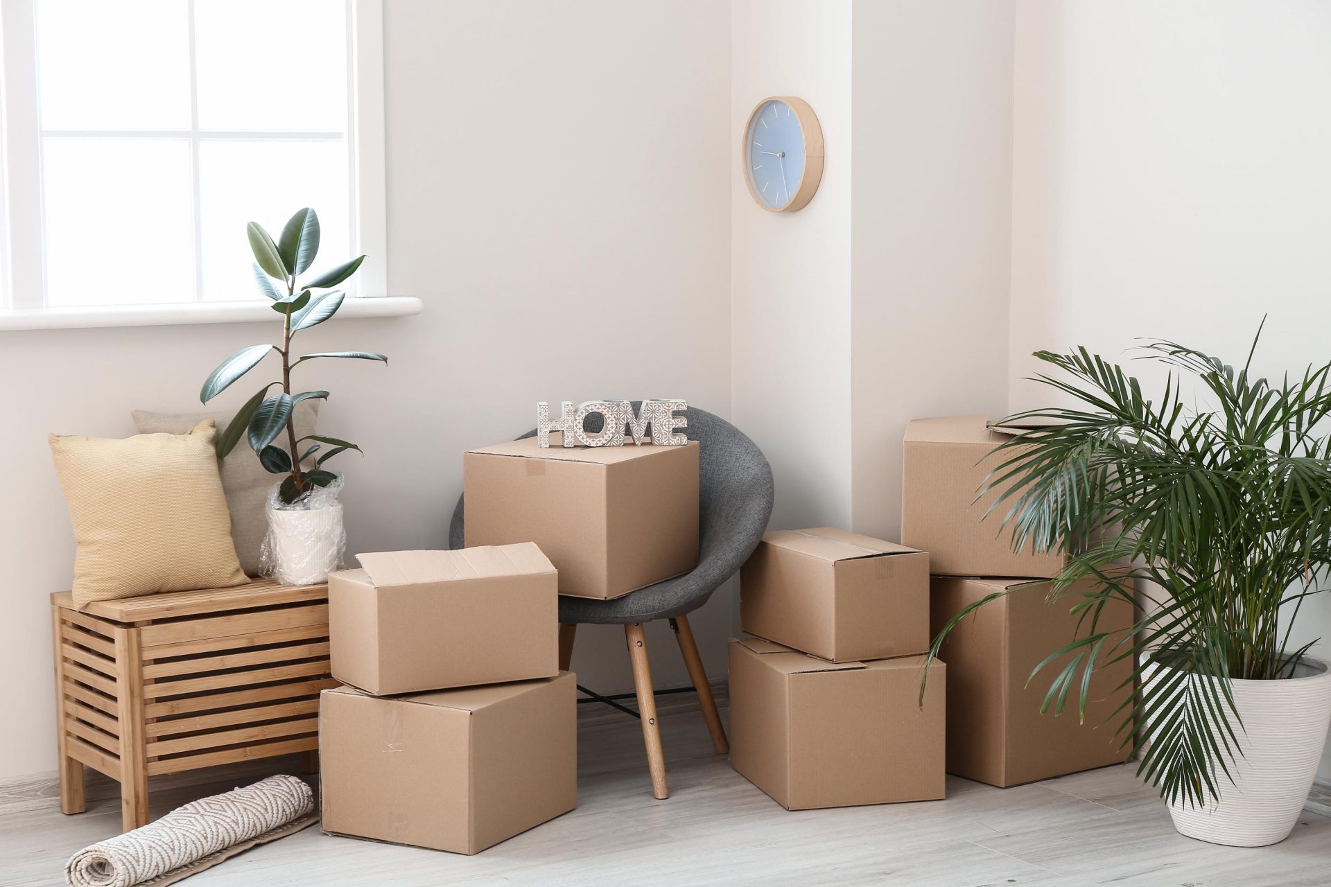 Garderobe mit Stuhl und Umzugskartons